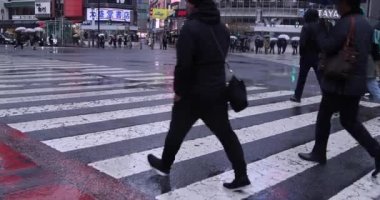 ShiBUYA 'da yürüyen insanlar yağmurlu bir günde geçiyorlar. Yüksek kalite 4K görüntü. Shibuya bölgesi Tokyo 02.10.2023 Tokyo 'nun merkezidir.. 