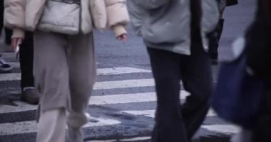 ShiBUYA 'da yürüyen insanlar yağmurlu bir günde geçiyorlar. Yüksek kalite 4K görüntü. Shibuya bölgesi Tokyo 02.10.2023 Tokyo 'nun merkezidir.. 