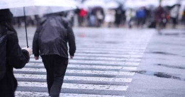 ShiBUYA 'da yürüyen insanlar yağmurlu bir günde geçiyorlar. Yüksek kalite 4K görüntü. Shibuya bölgesi Tokyo 02.10.2023 Tokyo 'nun merkezidir.. 