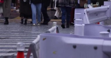 ShiBUYA 'da yürüyen insanlar yağmurlu bir günde geçiyorlar. Yüksek kalite 4K görüntü. Shibuya bölgesi Tokyo 02.10.2023 Tokyo 'nun merkezidir.. 