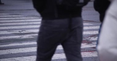 ShiBUYA 'da yürüyen insanlar yağmurlu bir günde geçiyorlar. Yüksek kalite 4K görüntü. Shibuya bölgesi Tokyo 02.10.2023 Tokyo 'nun merkezidir.. 