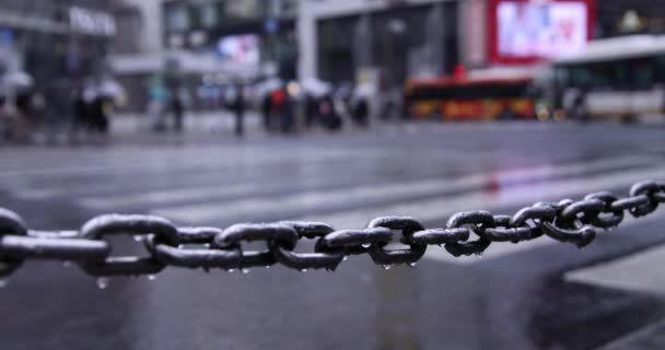 Срібний Ланцюжок Позаду Людей Які Ходять Території Shibuya Дощовий День — стокове відео