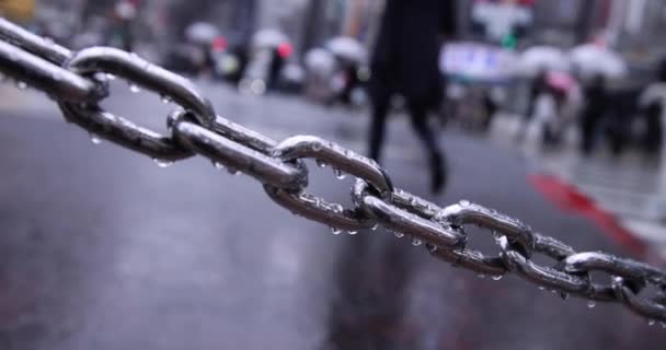 Shibuya Nın Yağmurlu Günlerinde Yürüyen Insanların Arkasındaki Gümüş Zincir Yüksek — Stok video
