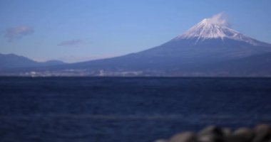 Shizuoka 'nın Suruga kıyısında minyatür bir Fuji dağı. Yüksek kalite 4K görüntü. Numazu bölgesi Heda Shizuoka Japonya 01.25.2023