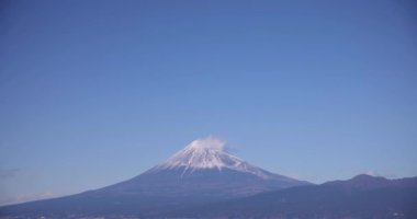 Shizuoka 'da Suruga kıyısında Fuji Dağı. Yüksek kalite 4K görüntü. Numazu bölgesi Heda Shizuoka Japonya 01.25.2023