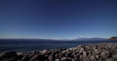 Shizuoka 'nın Suruga kıyısındaki Fuji Dağı geniş açılı. Yüksek kalite 4K görüntü. Numazu bölgesi Heda Shizuoka Japonya 01.25.2023