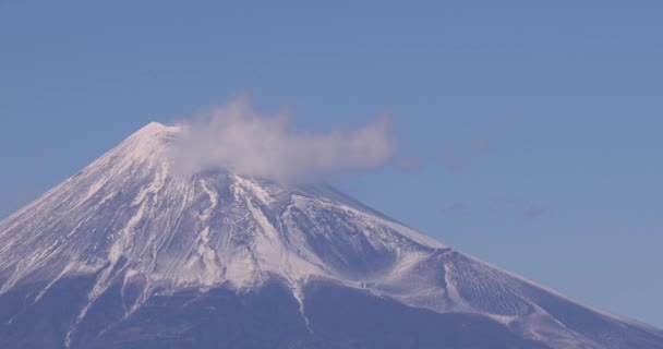 Kış Telefoto Çekiminde Mavi Gökyüzünün Arkasındaki Fuji Dağı Yüksek Kalite — Stok video