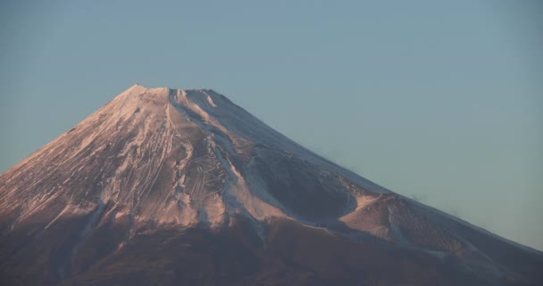 Een Schemering Van Fuji Achter Blauwe Lucht Winterachtige Telelefoto Opname — Stockvideo