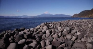 Shizuoka 'nın Suruga kıyısındaki Fuji Dağı geniş açılı. Yüksek kalite 4K görüntü. Numazu bölgesi Heda Shizuoka Japonya 01.25.2023