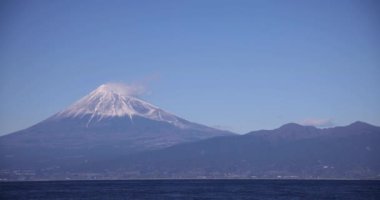 Shizuoka 'da Suruga kıyısında Fuji Dağı. Yüksek kalite 4K görüntü. Numazu bölgesi Heda Shizuoka Japonya 01.25.2023