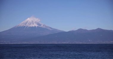 Shizuoka 'da Suruga kıyısında Fuji Dağı. Yüksek kalite 4K görüntü. Numazu bölgesi Heda Shizuoka Japonya 01.25.2023