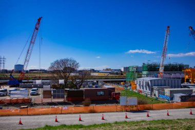 Vinçler inşaat alanının geniş açısında. Yüksek kalite fotoğraf. Setagaya Bölgesi Tokyo Japonya 02.21.2023