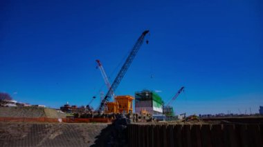 İnşaat zamanında hareket halindeki vinçlerin zamanlaması. Yüksek kalite 4K görüntü. Setagaya Bölgesi Tokyo Japonya 02.21.2023