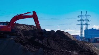 İnşaat zamanında hareket halindeki vinçlerin zamanlaması. Yüksek kalite 4K görüntü. Setagaya Bölgesi Tokyo Japonya 02.21.2023