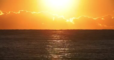 Heda Shizuoka 'daki Suruga sahilinde günbatımı. Yüksek kalite 4K görüntü. Numazu bölgesi Shizuoka Japonya 01.25.2023