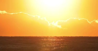 Heda Shizuoka 'daki Suruga sahilinde günbatımı. Yüksek kalite 4K görüntü. Numazu bölgesi Shizuoka Japonya 01.25.2023