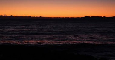 Heda Shizuoka 'daki Suruga sahilinde günbatımı. Yüksek kalite 4K görüntü. Numazu bölgesi Shizuoka Japonya 01.25.2023