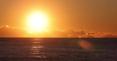 Heda Shizuoka 'daki Suruga sahilinde günbatımı. Yüksek kalite 4K görüntü. Numazu bölgesi Shizuoka Japonya 01.25.2023