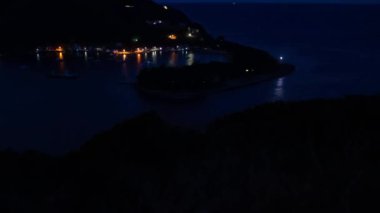Shizuoka 'nın kırsal kesimindeki minyatür limanın şafak vakti. Yüksek kalite 4K görüntü. Numazu bölgesi Heda Shizuoka Japonya 01.26.2023 Heda Limanı.