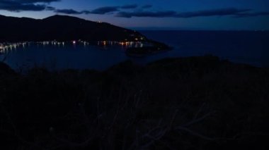 Shizuoka 'nın kırsal kesimindeki panoramik limanın şafak vakti. Yüksek kalite 4K görüntü. Numazu bölgesi Heda Shizuoka Japonya 01.26.2023 Heda Limanı.
