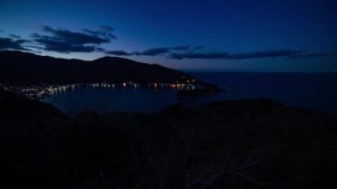 Shizuoka 'nın kırsal kesimindeki panoramik limanın şafak vakti. Yüksek kalite 4K görüntü. Numazu bölgesi Heda Shizuoka Japonya 01.26.2023 Heda Limanı.