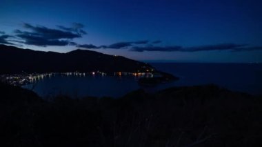 Shizuoka 'nın kırsal kesimindeki panoramik limanın şafak vakti. Yüksek kalite 4K görüntü. Numazu bölgesi Heda Shizuoka Japonya 01.26.2023 Heda Limanı.