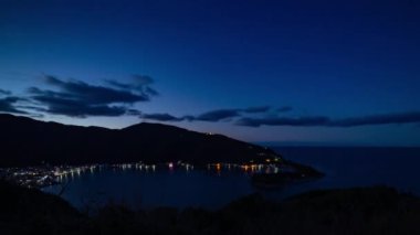 Shizuoka 'nın kırsal kesimindeki panoramik limanın şafak vakti. Yüksek kalite 4K görüntü. Numazu bölgesi Heda Shizuoka Japonya 01.26.2023 Heda Limanı.