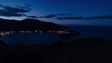 Shizuoka 'nın kırsal kesimindeki panoramik limanın şafak vakti. Yüksek kalite 4K görüntü. Numazu bölgesi Heda Shizuoka Japonya 01.26.2023 Heda Limanı.