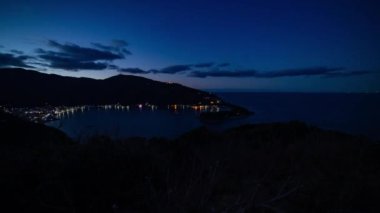 Shizuoka 'nın kırsal kesimindeki panoramik limanın şafak vakti. Yüksek kalite 4K görüntü. Numazu bölgesi Heda Shizuoka Japonya 01.26.2023 Heda Limanı.