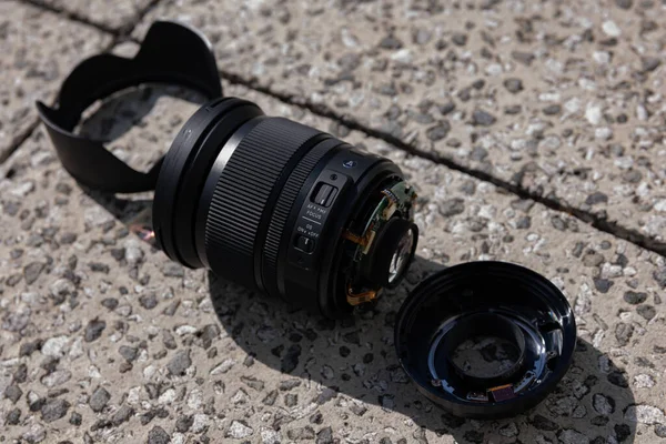 Een Gebroken Lens Straat Zonnige Dag Handheld Hoge Kwaliteit Foto — Stockfoto