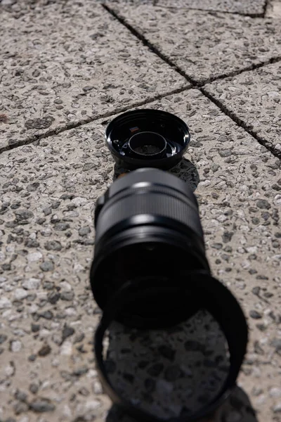Güneşli Bir Günde Sokakta Kırık Bir Lens Yüksek Kalite Fotoğraf — Stok fotoğraf