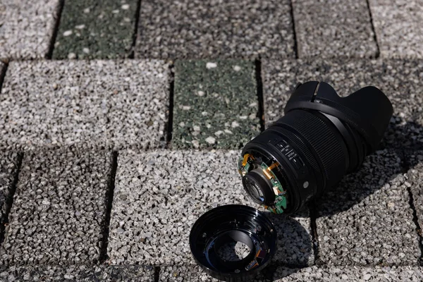 Güneşli Bir Günde Sokakta Kırık Bir Lens Yüksek Kalite Fotoğraf — Stok fotoğraf