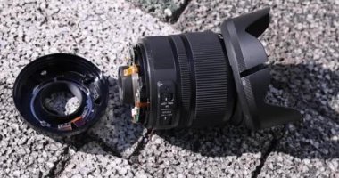 Güneşli bir günde sokakta kırık bir lens. Yüksek kalite 4k görüntü