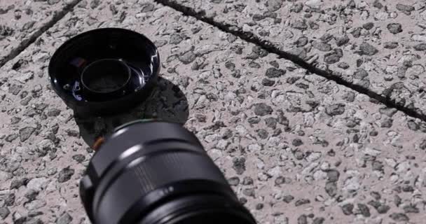 一个破碎的镜头在街上阳光灿烂的一天手持 高质量的4K镜头 — 图库视频影像