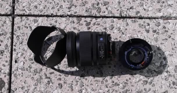 一个破碎的镜头在街上阳光灿烂的一天手持 高质量的4K镜头 — 图库视频影像