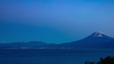 Shizuoka 'daki Suruga kıyısında Fuji Dağı' nın şafak vakti. Yüksek kalite 4K görüntü. Numazu bölgesi Heda Shizuoka Japonya 01.26.2023