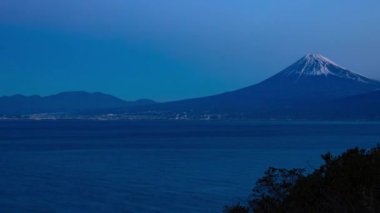 Shizuoka 'daki Suruga kıyısında Fuji Dağı' nın şafak vakti. Yüksek kalite 4K görüntü. Numazu bölgesi Heda Shizuoka Japonya 01.26.2023