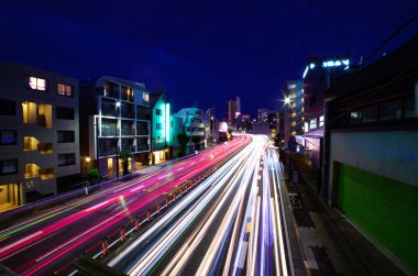 Şehir caddesinde gece trafiği sıkışık. Yüksek kalite fotoğraf. Setagaya bölgesi Tokyo 05.08.2023 Tokyo 'nun merkezidir.. 