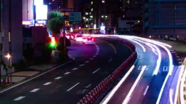 Tokyo 'daki şehir caddesindeki trafik sıkışıklığının gece zamanı. Yüksek kalite 4K görüntü. Setagaya bölgesi Tokyo 05.08.2023 Tokyo 'nun merkezidir.. 