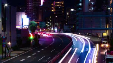 Tokyo 'daki şehir caddesindeki trafik sıkışıklığının gece zamanı. Yüksek kalite 4K görüntü. Setagaya bölgesi Tokyo 05.08.2023 Tokyo 'nun merkezidir.. 