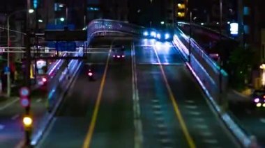 Tokyo 'daki şehir caddesindeki trafik sıkışıklığının gece zamanı. Yüksek kalite 4K görüntü. Setagaya bölgesi Tokyo 05.08.2023 Tokyo 'nun merkezidir.. 
