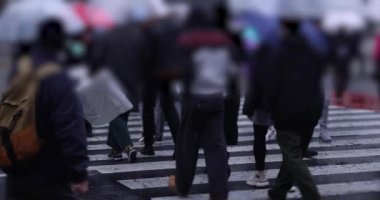 ShiBUYA 'da yürüyen insanlar yağmurlu bir günde geçiyorlar. Yüksek kalite 4K görüntü. Shibuya bölgesi Tokyo 02.10.2023 Tokyo 'nun merkezidir.. 