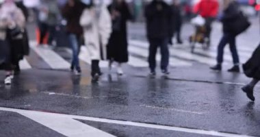 ShiBUYA 'da yürüyen insanlar yağmurlu bir günde geçiyorlar. Yüksek kalite 4K görüntü. Shibuya bölgesi Tokyo 02.10.2023 Tokyo 'nun merkezidir.. 