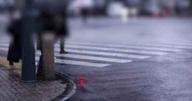 ShiBUYA 'da yürüyen insanlar yağmurlu bir günde geçiyorlar. Yüksek kalite 4K görüntü. Shibuya bölgesi Tokyo 02.10.2023 Tokyo 'nun merkezidir.. 