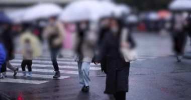 ShiBUYA 'da yürüyen insanlar yağmurlu bir günde geçiyorlar. Yüksek kalite 4K görüntü. Shibuya bölgesi Tokyo 02.10.2023 Tokyo 'nun merkezidir.. 
