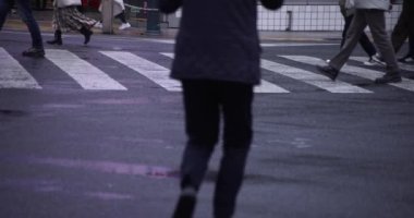 ShiBUYA 'da yürüyen insanlar yağmurlu bir günde geçiyorlar. Yüksek kalite 4K görüntü. Shibuya bölgesi Tokyo 02.10.2023 Tokyo 'nun merkezidir.. 