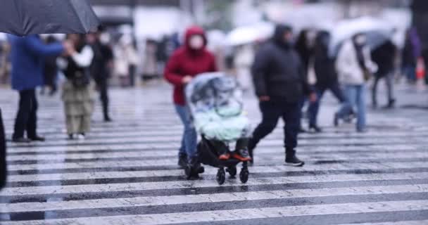 Прогулки Людей Shibuya Пересечения Дождя Высококачественные Кадры Японский Район Сибуя — стоковое видео