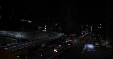 Şehir caddesindeki trafik sıkışıklığının gece manzarası. Yüksek kalite 4K görüntü. Meguro bölgesi Tokyo 03.06.2023 Tokyo 'nun merkezidir.. 