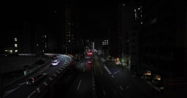 Şehir caddesindeki trafik sıkışıklığının gece manzarası. Yüksek kalite 4K görüntü. Meguro bölgesi Tokyo 03.06.2023 Tokyo 'nun merkezidir.. 