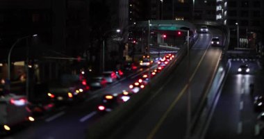 Şehir caddesindeki trafik sıkışıklığının gece manzarası. Yüksek kalite 4K görüntü. Meguro bölgesi Tokyo 03.06.2023 Tokyo 'nun merkezidir.. 